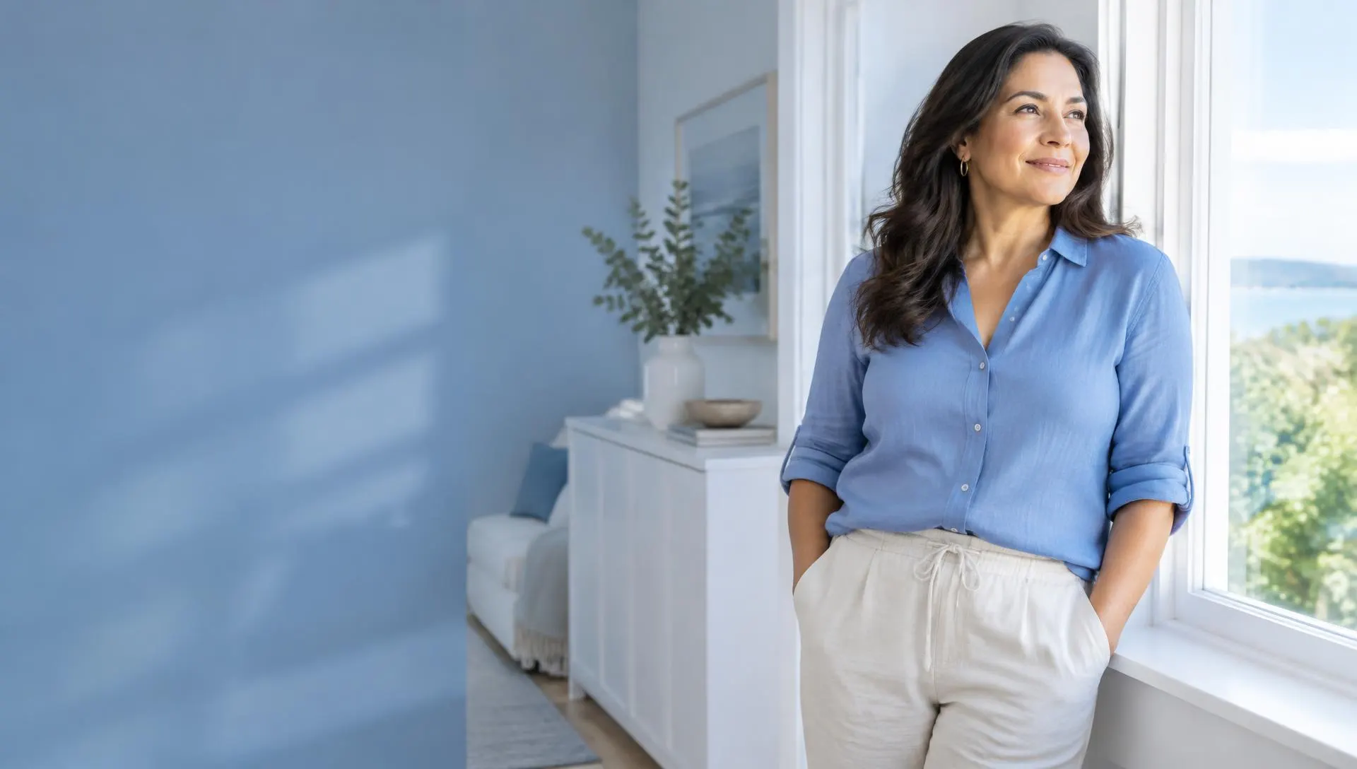 Mujer hispana en una habitación luminosa