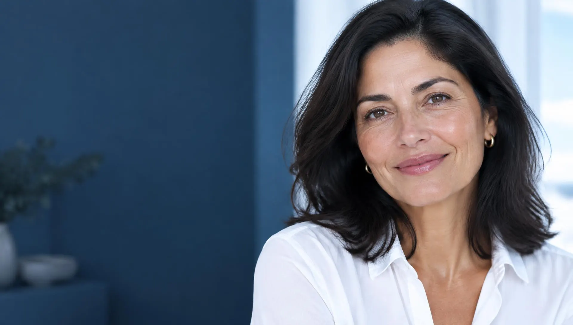 Retrato natural de una mujer hispana con cabello oscuro